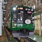 緑色のラッピング電車